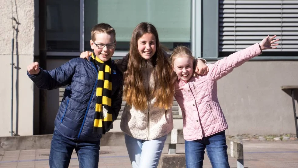 De östgötska skolbarnen kände inte varandra innan, men blev kompisar under inspelningsdagarna i Göteborg.