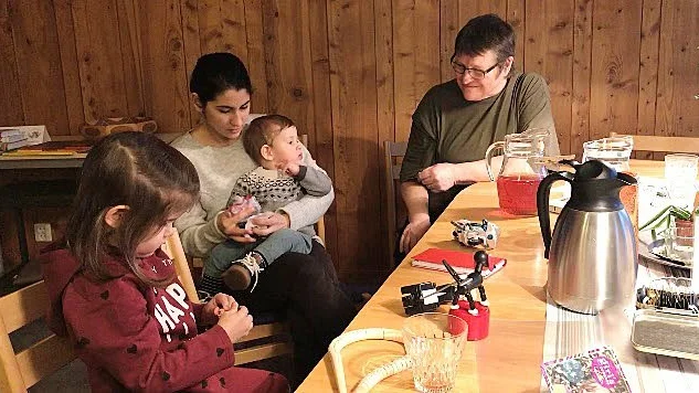 En träff i all enkelhet. Det var Catarina Röjders tanke med att starta öppet hus i Missionskyrkan, dit Ligia Ursescu går så ofta hon kan med barnen Lea och Luca.