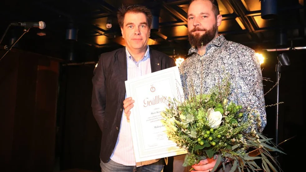 Hans Kernen fick ta emot ett gesällbrev som bevis för sina kunskaper i målaryrket. Utdelare var Carl-Anton Johansson från Företagarna.