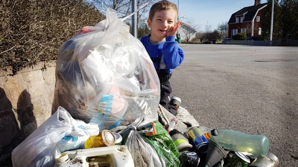 Ebbe Sällberg, 4, är en riktig skräpplockarhjälte.