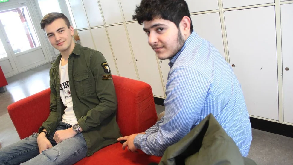 Adam Petersson och Sulaiman Zabihullah i SA16 tycker det skulle vara fler nackdelar än fördelar med ett mobilförbud i klassrummet. Så här långt finns det dock inga uppgifter i regeringsförslaget, om förbudet ska omfatta även gymnasiet.