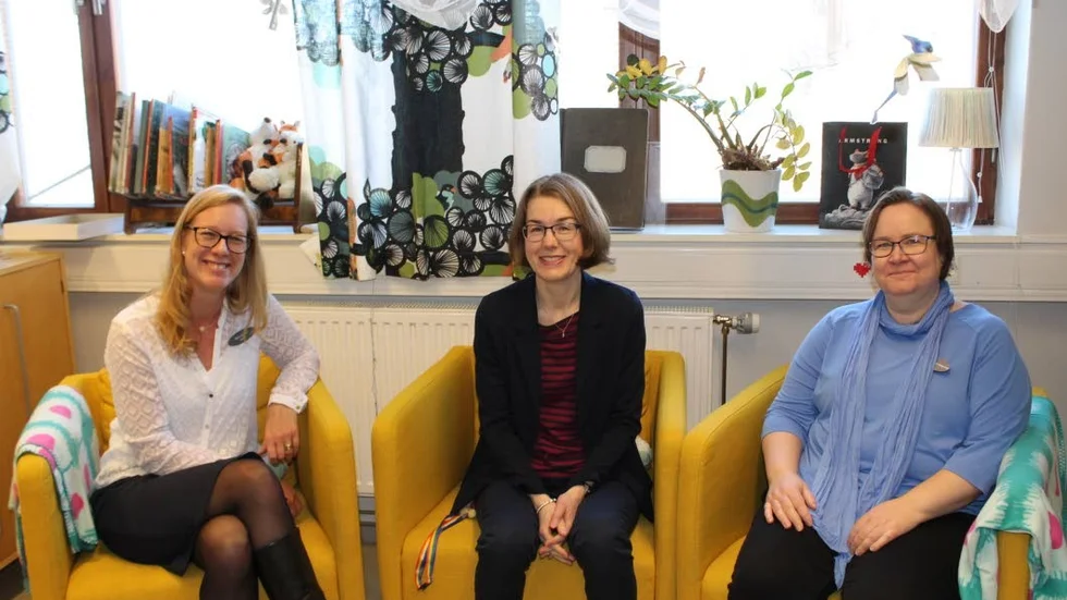 Sara Algullin, rektor, Karin Nielsen Lundin, skolbibliotekarie och Christina Holmén Hägerdal, som ansvarar för skoldatateket har för femte gången lyckats ta hem en fin utmärkelse till Alléskolan. Skolbiblioteket når världsklass för femte gången.