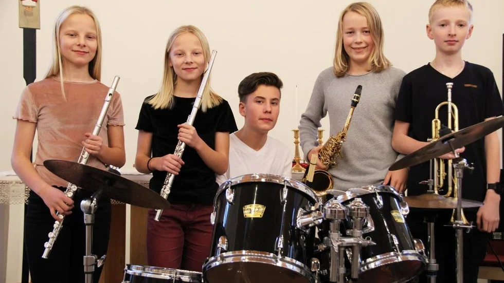 Raz & Co samlas strax före sin första offentliga spelning. Saga Borg, Klara Borg, Rasmus Gredeskog, Arvid Engå och Edvard Bönner.