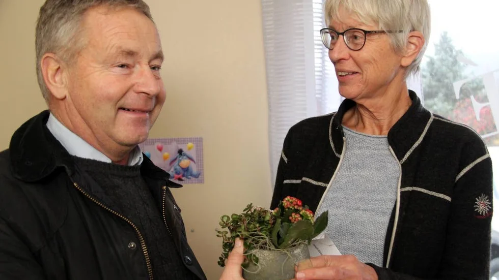 Björn Hoflund räckte över en blomma till miljöstipendiaten som representerades av Majlis Persson..