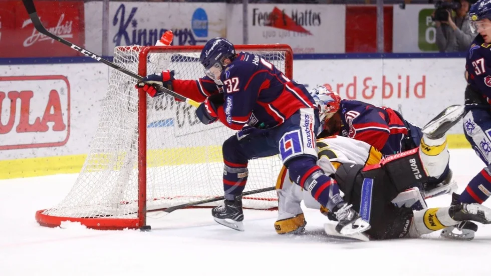 LINKÖPING 20190307 
Linköpings Adam Ginning räddar undan pucken framför egen målvakt  Jonas Gustavsson under torsdagens ishockeymatch i SHL mellan Linköping HC och Luleå HF i Saab Arena. Foto Stefan Jerrevång / TT kod 60160