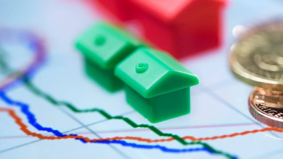Sedan hösten 2017 har bostadspriserna mest gått neråt. Men siffrorna är inte entydiga.