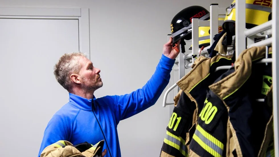 Peter Andersson lägger upp sin hjälm på hyllan i det nya omklädningsrummet. På den gamla stationen bytte de om i fordonshallen.