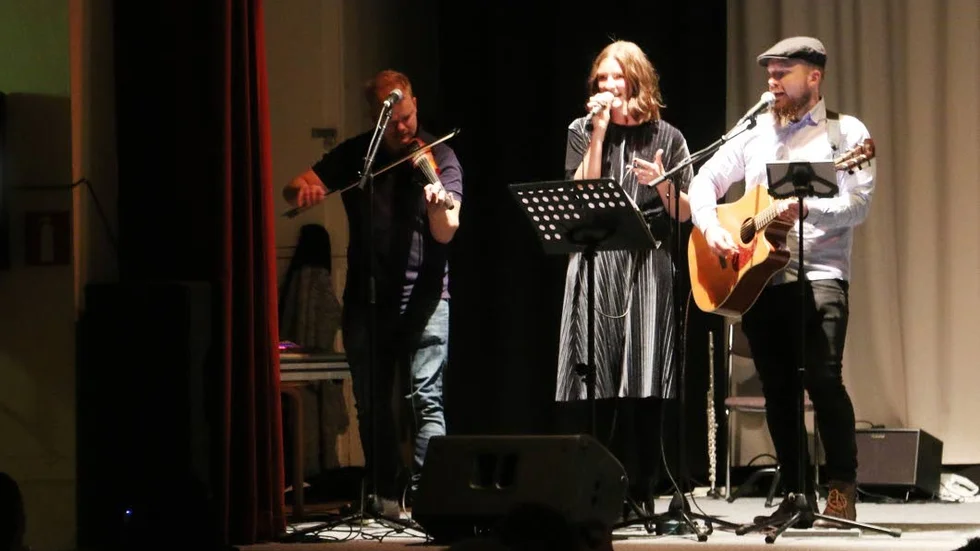 PerMelkerz med Patricia. Per Solberg på fiol, Patricia Birgersson sång och Melker Djurstet på gitarr blev ett av dragplåstren på skolans julfest i Vena.