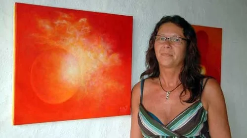 Ewa Johansson gillar den röda färgen. Det står för så mycket hon tycker om, bland annat passion, liv, kärlek och värme. Hon bestämmer aldrig i förväg vad hon ska måla, det växer fram under tiden.
