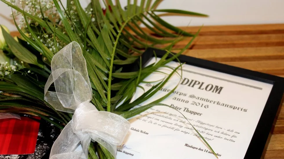 Peter Thappers insastser prisades med blommor, bok och diplom.