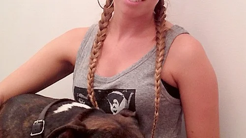 Felicia Adlersfeld tillsammans med sin pitbull Simba, som skall med på vandringen till Västervik.