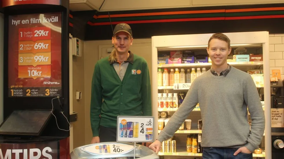 Nöjda. Andreas Botvidzon, som driver Shell/7-Eleven i Åtvidaberg och kommunens energi- och klimatrådgivare Joakim Svensson, summerar proejkt drickakyl som lyckat.