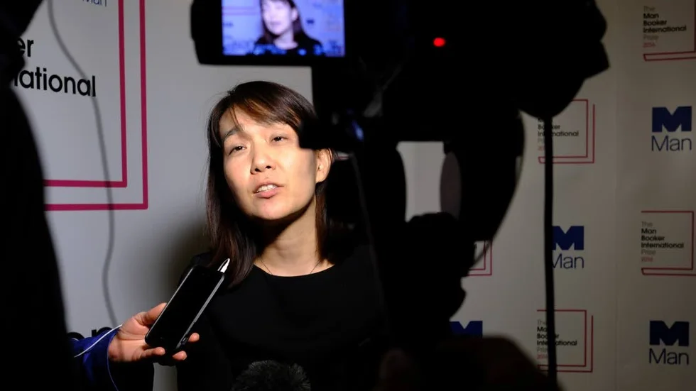 Han Kang. Debuterade som författare 1993. "Vegetarianen" blev hennes genombrott utanför Sydkorea och 2016 belönades med Internationella Man Booker-priset.