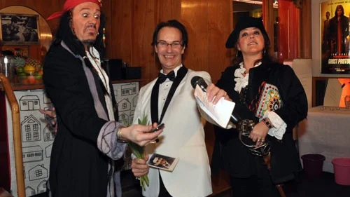 Jack Sparrow, Humphrey Bogart och Piratbruden. Jimmy Karlsson, Micce Rylander och Maria Berggren.
