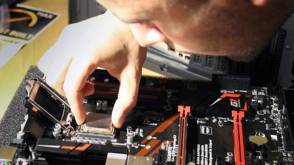Processor. Datorns hjärna läggs försiktigt på plats i den dator som Salar bestämt sig för att ge bort när den är färdig.