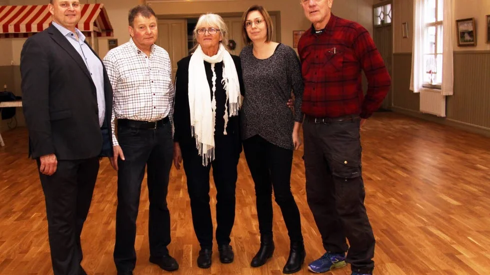 Fundament. Johan Widerström, Ove Johansson, Sonia Johnsson, Martina Isaxon och Jan-Erik Johnsson står tryggs på Höganlids nya golv.