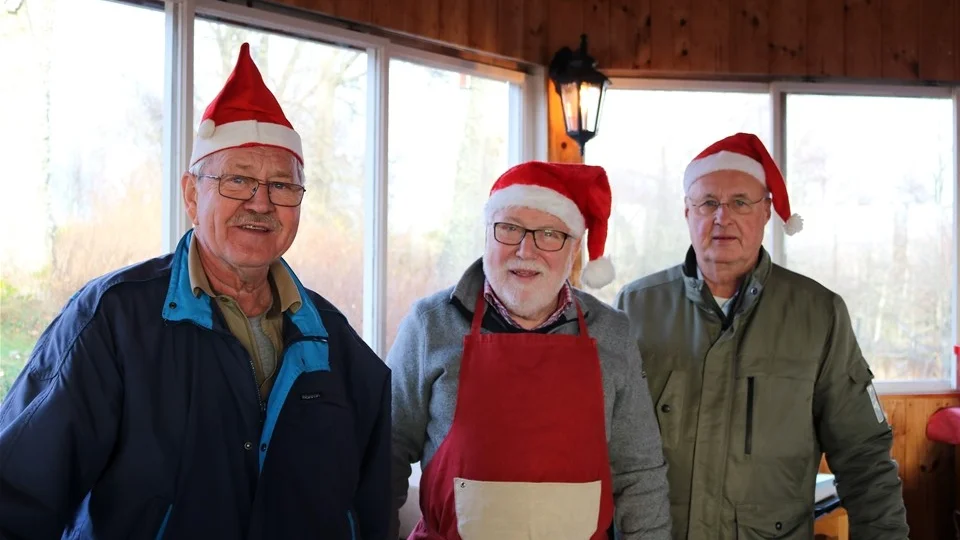 Jan Gustafsson, Jan-Anders Bergquist och Sven-Evert Zeylon, ordförande i hembygdsföreningen Ydregården, kunde under lördagen siktas iförda tomteluva. Foto: Erica Månsson