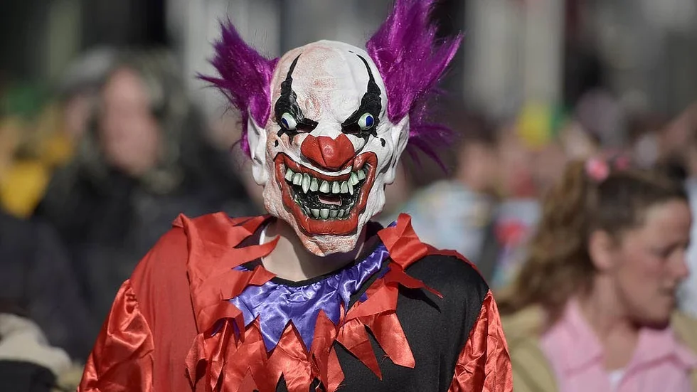 Under de senaste dagarna har flera personer blivit skrämda av personer som klätt ut sig till clowner.