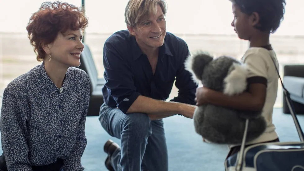 Efter en lång resa hamnar pojken Saroo (Sunny Pawar) i Tasmanien hos det australiska paret Sue (Nicole Kidman) och John (David Wenham) Brierley.
