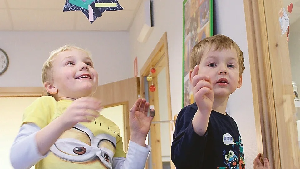 Timmy Olsson och Emilio Thorvaldsson beundrar alla stjärnor som femåringarna på avdelning Sälen, förskolan Solkullen, tillverkat. Foto: Lena Dahlberg