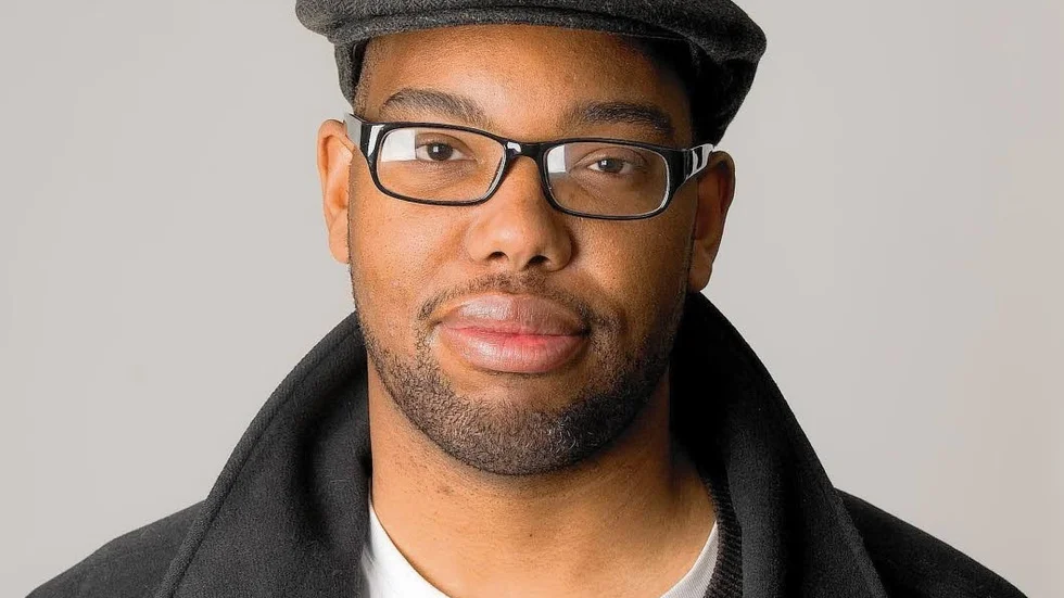Ta-Nehisi Coates, född 1975, är amerikansk författare och journalist. Han bok "Mellan världen och mig"  belönades med National Book Award 2015.