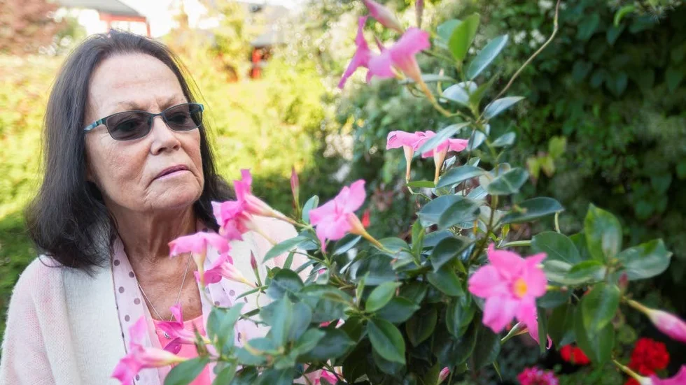 Kerstin Englunds trädgård i Lambohov har fortfarande gott om blommor, trots den stundande hösten.