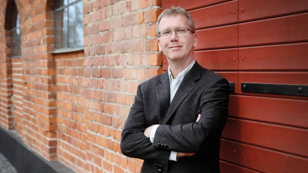 Göran Redin, född 1964 i Björsäter, är civilingenjör och arbetar som projektledare. Som 50-åring författardebuterade han med "Ett fjärran krig" ­– första delen i trilogin om Lövberga.