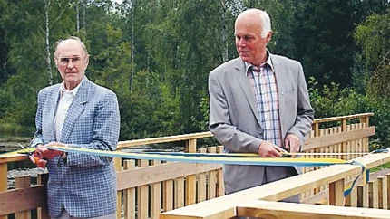 Åke Gunnar och Bosse Bergman klippte gemensamt av det blågula bandet när den nya Ängahultsbron invigdes.