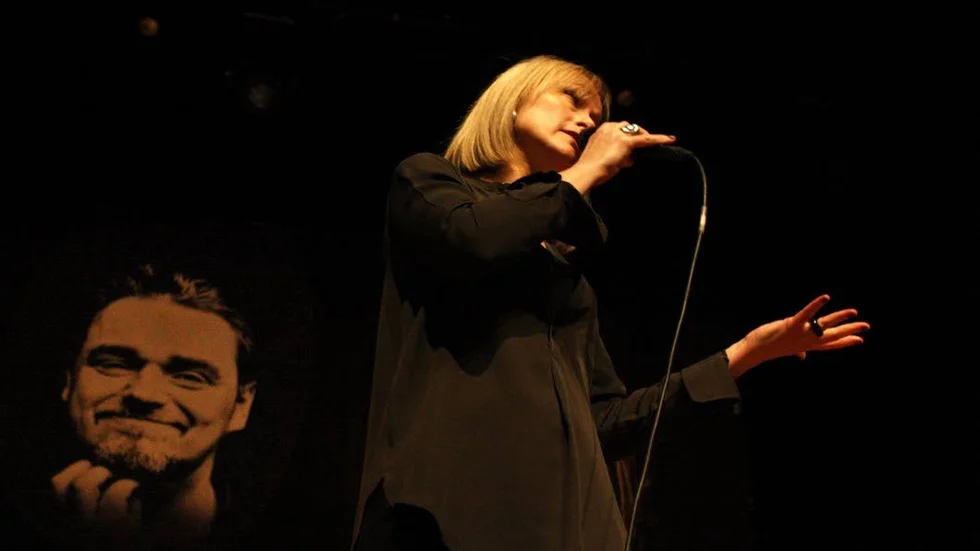 Visdrottning. Cajsa-Stina Åkerström firar 25 år som artist nästa år. Hon kunde ha blivit en trubadur, men blev en synthpopare, sa hon innan framförandet av "Fråga stjärnorna".