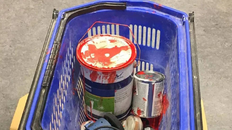 Färgburk. Polisen valde att öppna färgburkarna.