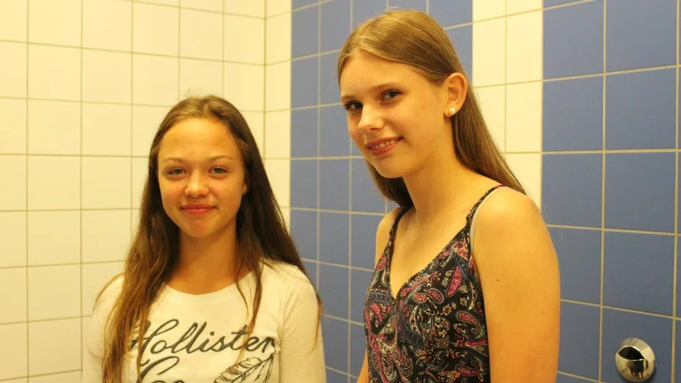 För tätt och oprivat. Ida Malm och Elsa Magnusson i elevrådet fick uppdraget att kontakta kommunen om behovet av avskildhet i omklädningsrummen.
