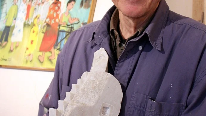 Västervikskonstnären Benny Ekman har många strängar på sin lyra. Hans målningar är kanske mest kända, men han skulpterar även i både is och marmor. Foto: Lena Dahlberg