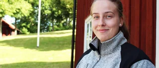 Hon gör fint bland de dödas stenar