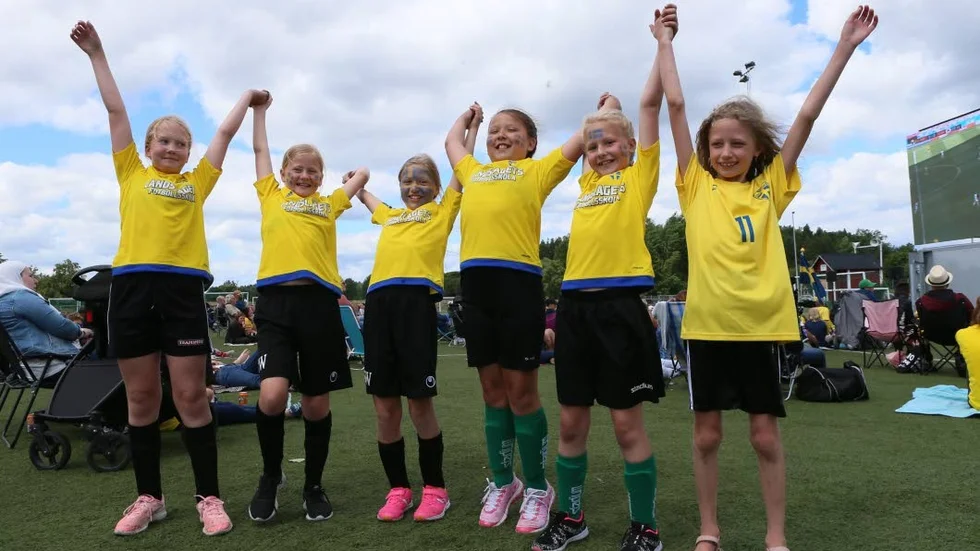 Astrid Klippinger, Majken Wennersten, Selma Wik, Julia Flinke, Filippa Holmlund och Tyra Wik hejar på Sverige. Men de tycker att det är roligare att spela än att titta på fotboll.