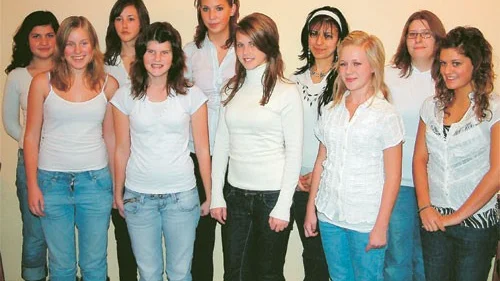 Äntligen blev det ett Luciatåg 2006. Från vänster; Klara Nilsson, Alexandra Hugo, Lina Carlsson, Julia Mannefred, Mathilda Johansson, Lisa Stejdahl, Naira Muradjean, Linnea Johnsson, Amanda Lindgren och Emina Nacef.
