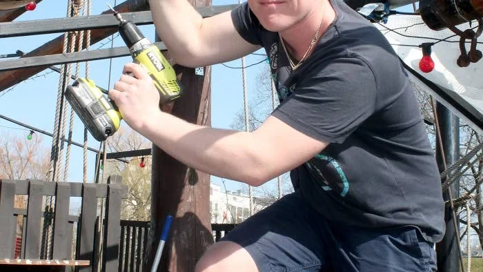 Viktor Petri hjälpte till att fixa restaurangbåten Esperanza inför öppningen nästa helg.