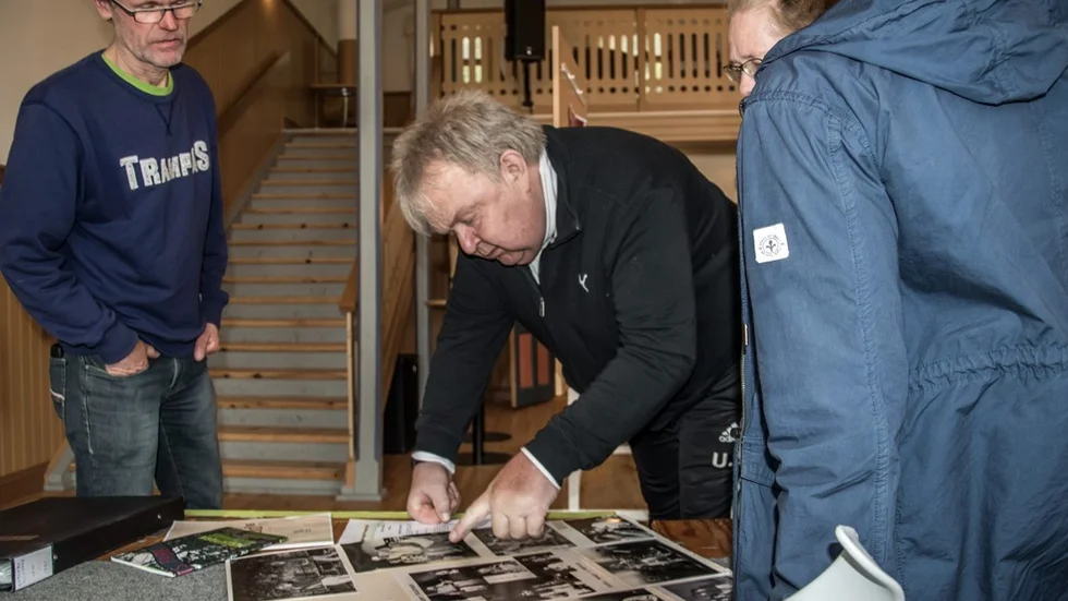 Tomas Holgersson och Ulf Svensson spekulerar över vem som syns på bilden.