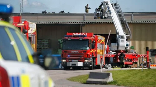 Räddningstjänsten tvingades köra in på baksidan av fabriksområdet. Foto: Lasse Hejdenberg
