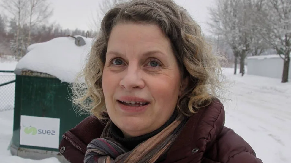 Marita Karlsson, Hogstad: "Det är bättre här vid Lidl än i Hogstad. Där måste man lyfta på tunga lock för att slänga papper och förpackningar. Jag försöker sköta det här på rätt sätt. Oftast i samband med att jag handlar."