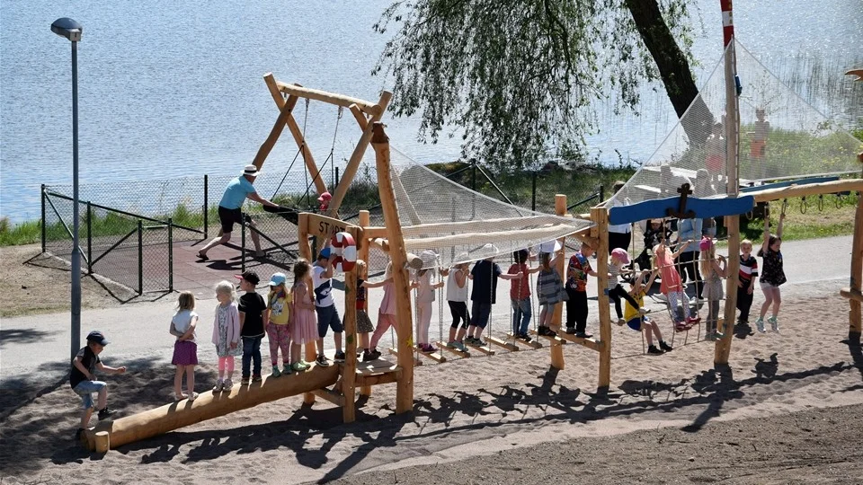 Så här kul såg det ut i Rimforsa den 26 juni när den nya lekplatsen intill Sommen, invigdes med gungande och klätter. Foto: Morgan Karlsson