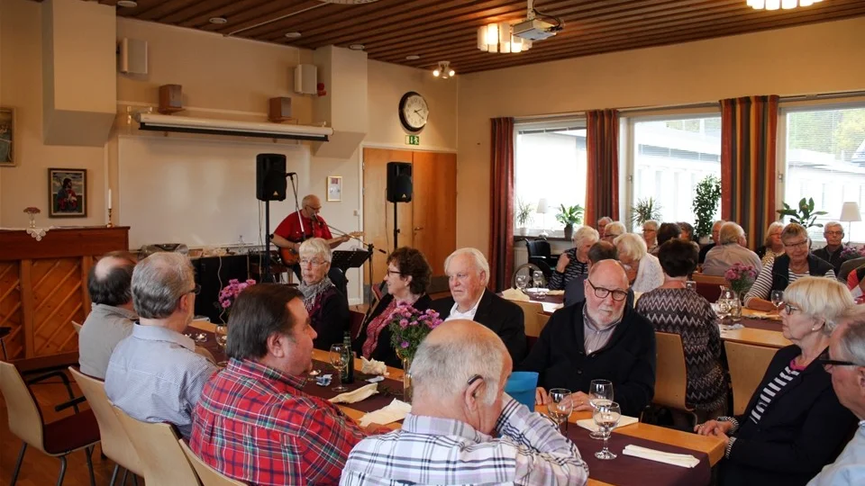 PRO Södra Kindas medlemmar var på festhumör i lördags och samlades på Stångågården. Foto: Erica Månsson