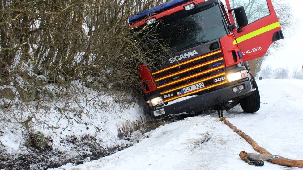 Fastnade. Räddningsbilen fastande under uttryckning, när den var nästan framme vid den misstänkta branden.
