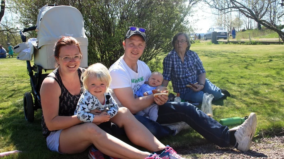 Hanna Oskarsson och Mikael Johansson med barnen Eyla och Joel och mormor Ulla Oscarsson, var inte ensamma om att ta en fikapaus i den lantliga trädgården.