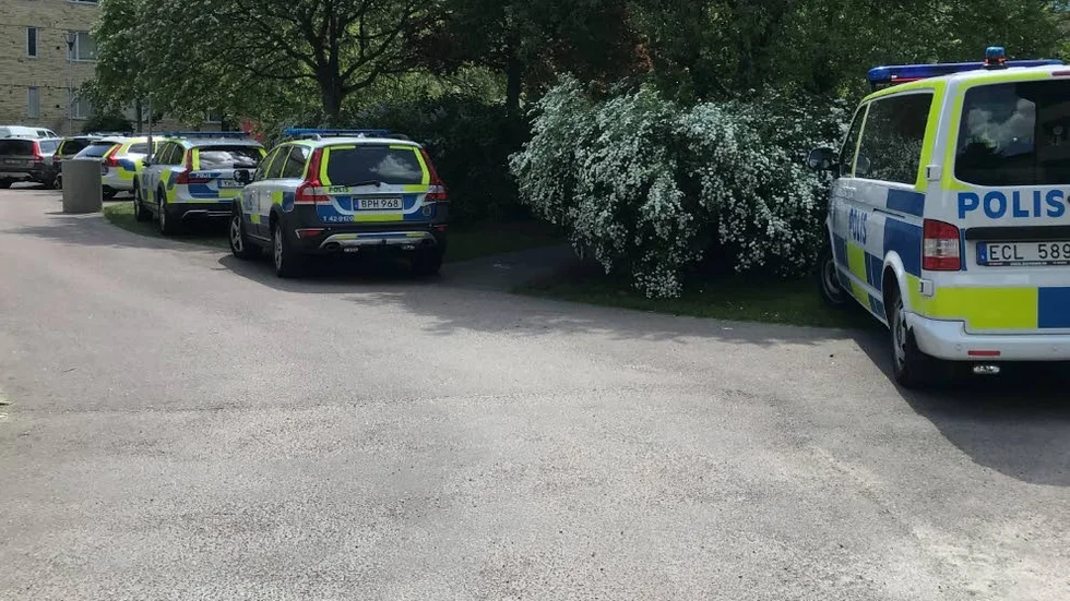 Polisen uppgav att man skulle biträda ambulanspersonal.