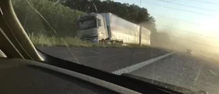 Lastbil körde i diket på E4