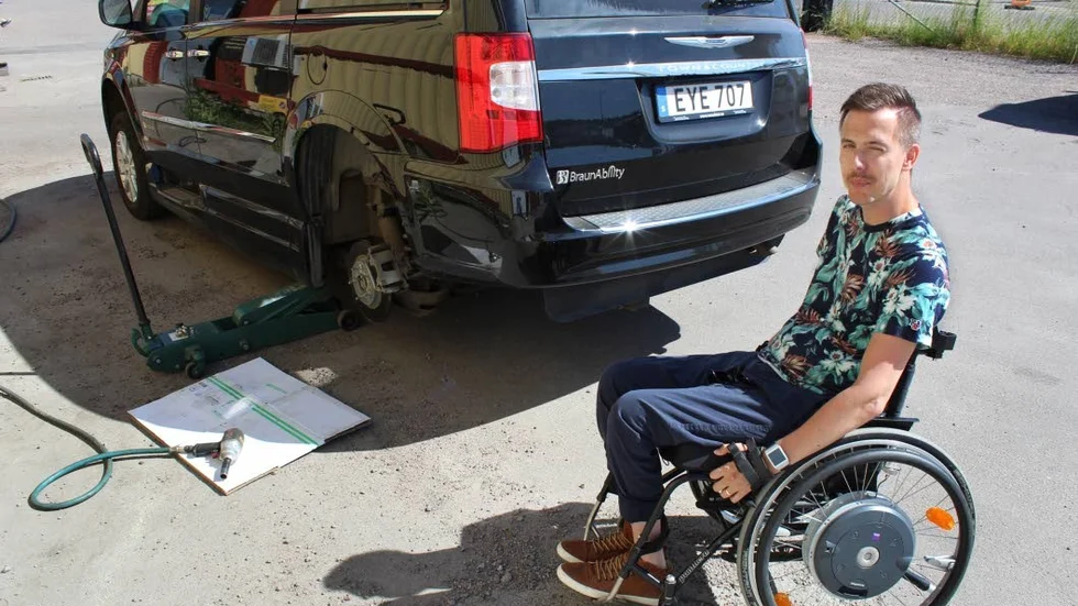 Jonas Waltelius har en specialbyggd bil som bland annat har blinkers i nackstödet. "Att den är så stor är perfekt när vi ska transportera barnvagnen."