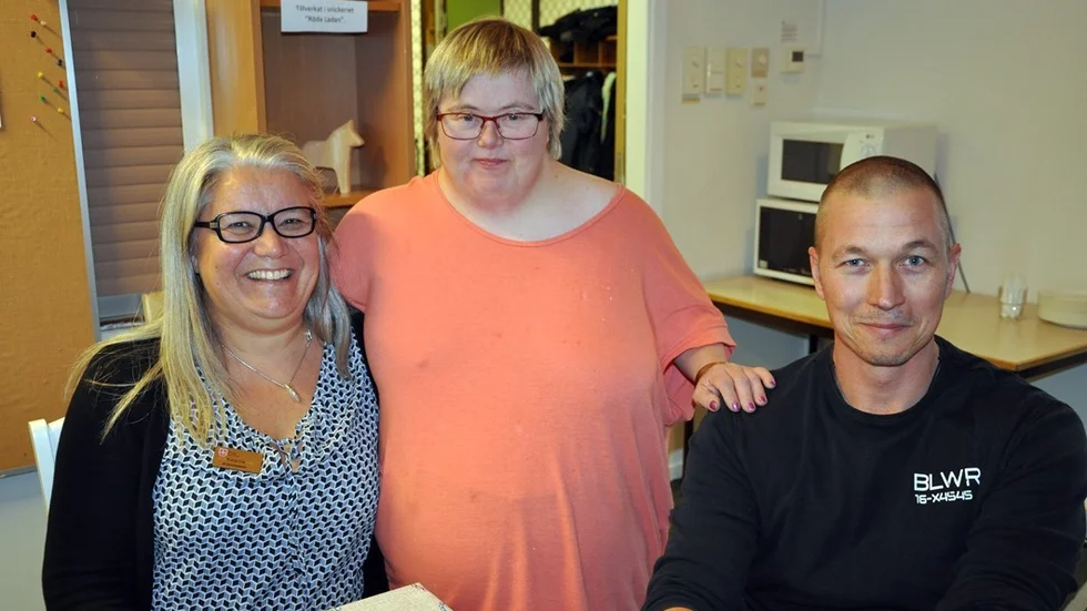 Arbetsledare Katarina Johansson tillsammans med Pethra Andersson som är en av deltagarna på Portalen och Niklas Bodén som jobbar med den dagliga verksamheten. Foto: Margaretha Roth