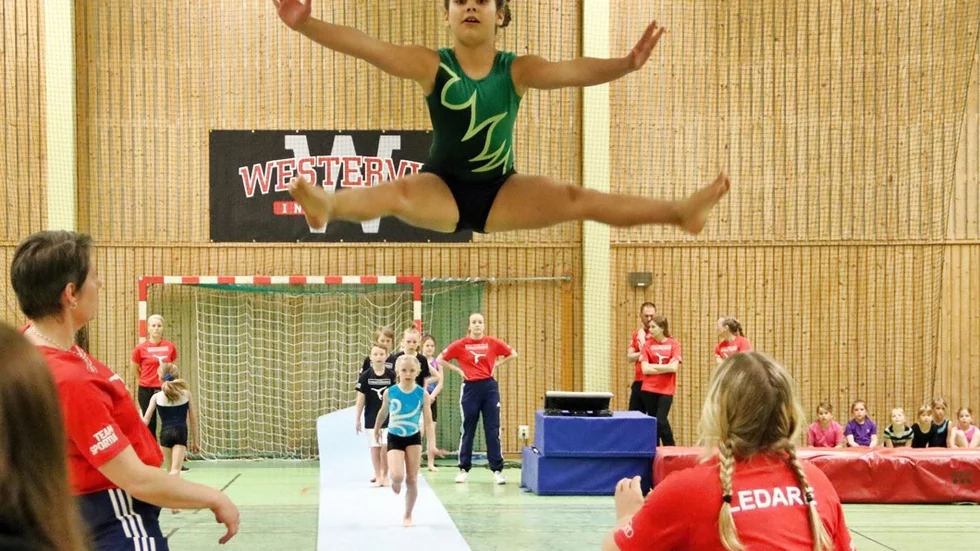 Tävlingsgymnasterna visar vad de kan på uppvisningen Västerviks Gymnastikförening hade i söndags.