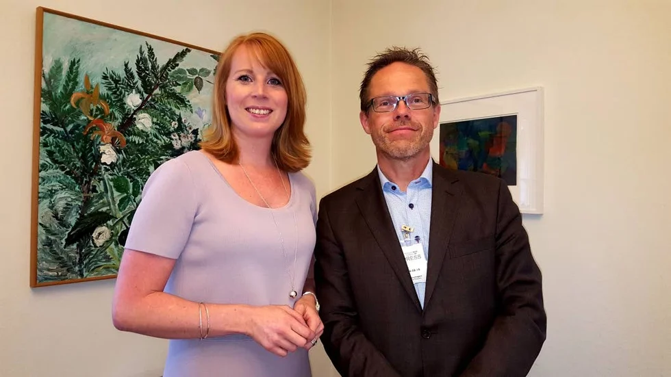 Så var det klart. Annie Lööf och VT:s chefredaktör Mikael Sönne. Intervjun gjordes på Lööfs arbetsrum i riksdagen.