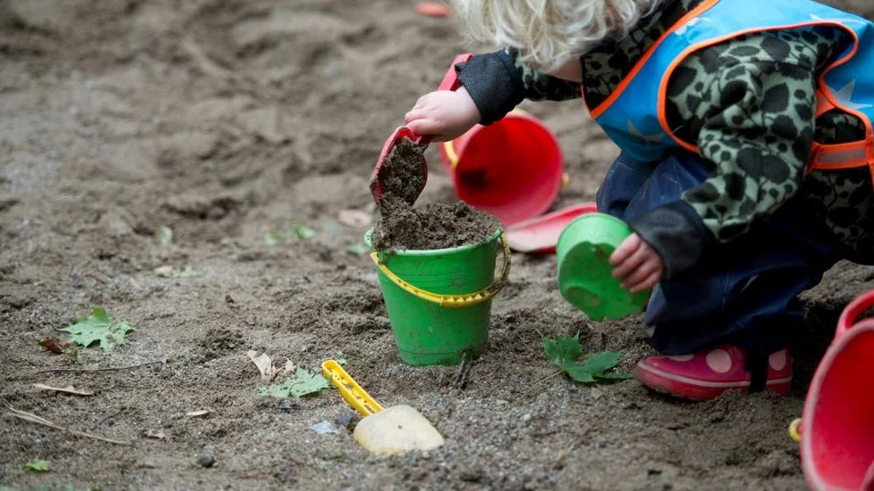 Leksaker granskas. Farliga plastleksaker hör till det som ska rensas bort.
